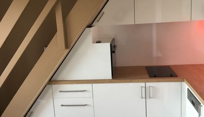 Cuisine de petit appartement encastré sous escalier
