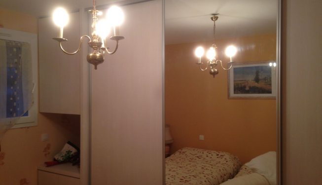 Portes coulissantes et miroir pour chambre