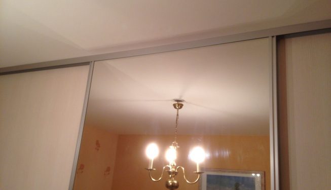 Portes coulissantes et miroir pour chambre