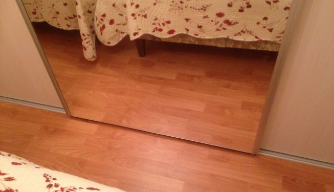 Portes coulissantes et miroir pour chambre