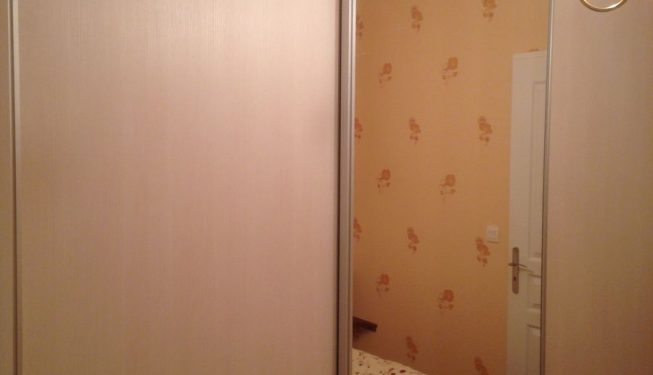 Portes coulissantes et miroir pour chambre