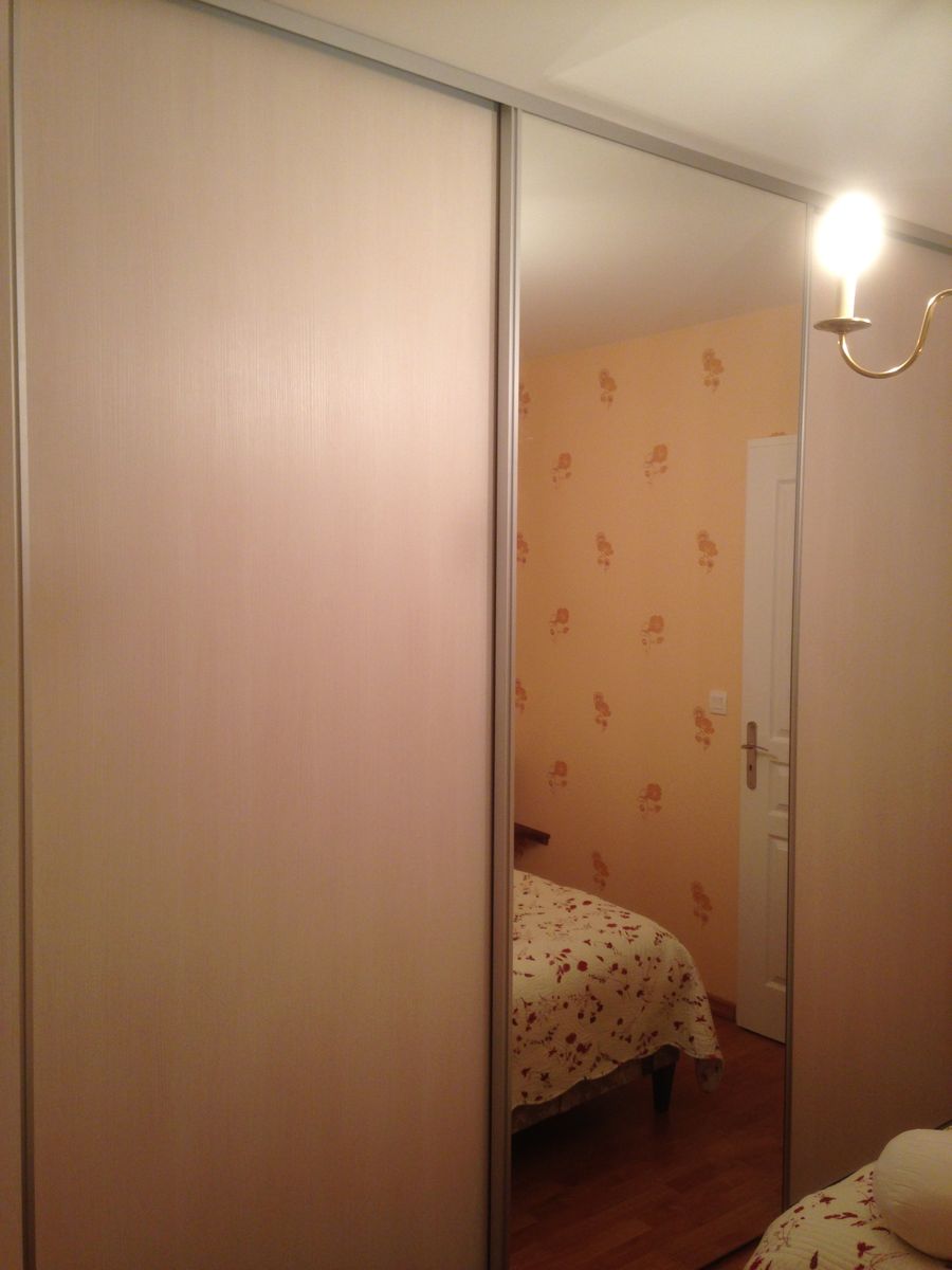 Portes coulissantes et miroir pour chambre