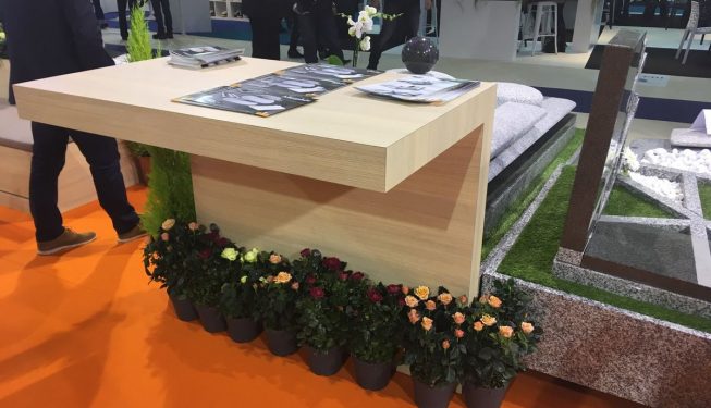 Stand Paris : Table en bois suspendue