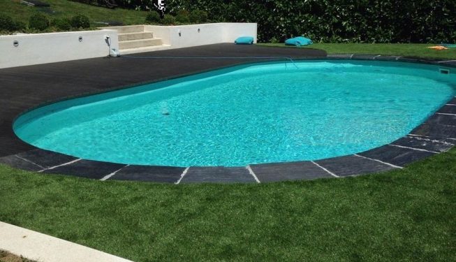 Terrasse devant de piscine et gazon