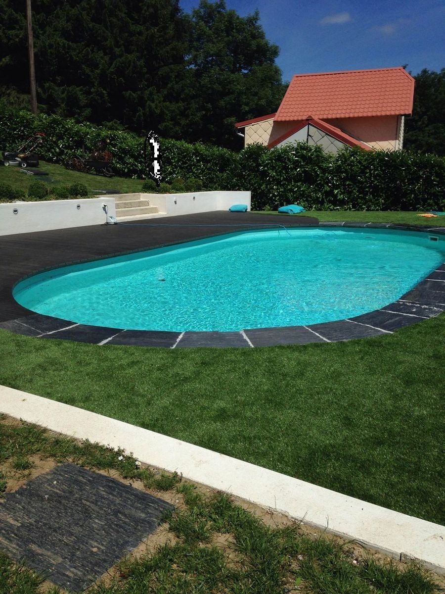 Terrasse devant de piscine et gazon