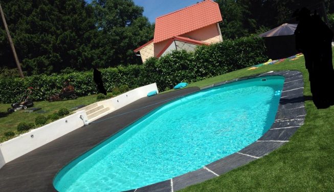 Terrasse devant de piscine et gazon