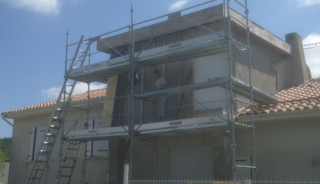 Bardage en bois extérieur de maison avec échafaudage