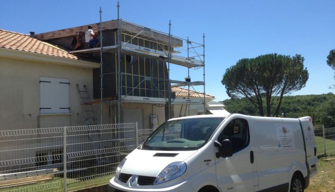 Bardage en bois extérieur de maison avec échafaudage