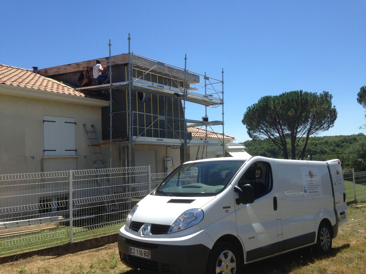 Bardage en bois extérieur de maison avec échafaudage