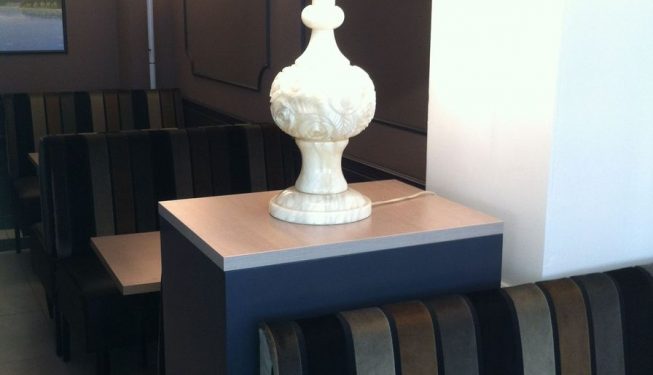 Table et lampe décorative dans le brasserie Le Glacier