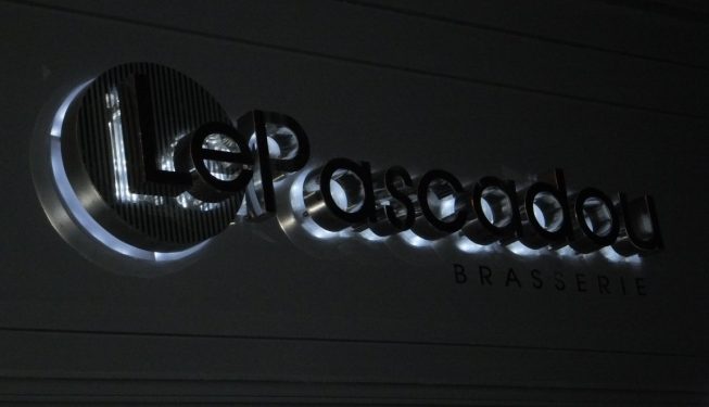 Zoom sur la façade le la brasserie Pascadou de nuit