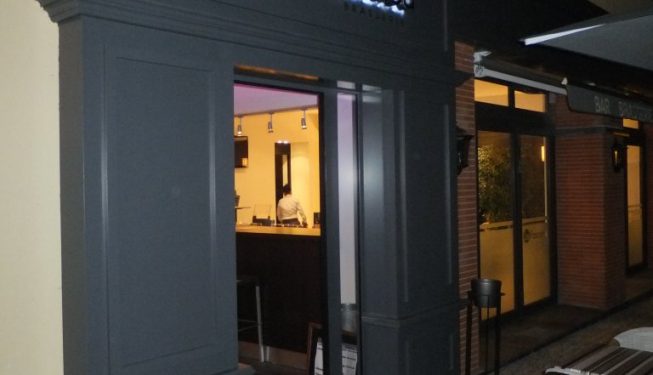 Façade le Pascadou de nuit