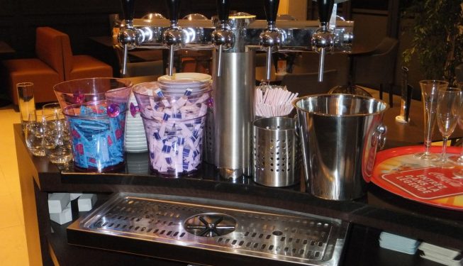 Derrière le bar Le Pascadou