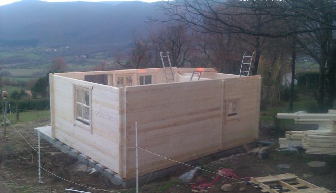 Chalets en bois en cours de construction