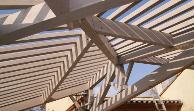 Charpente rabotée avec tuiles apparentes