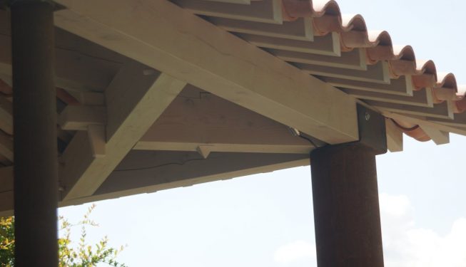 Charpente rabotée avec tuiles apparentes
