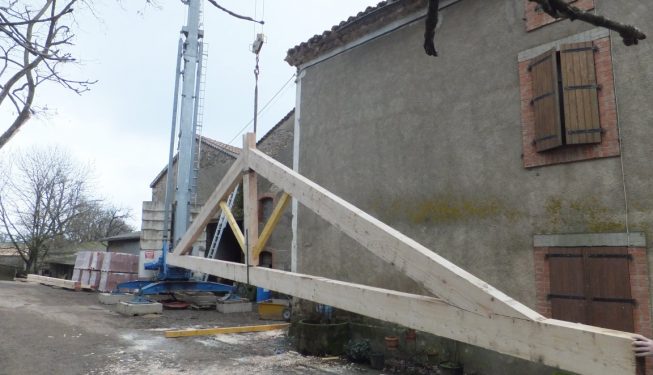 Montée de charpente de fermes à la grue