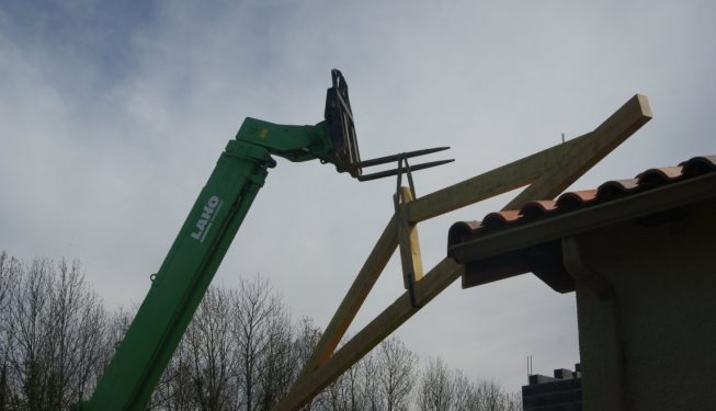 Montage charpente de fermes au télescopique