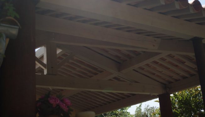 Charpente rabotée avec tuiles apparentes