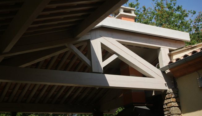 Charpente rabotée avec tuiles apparentes