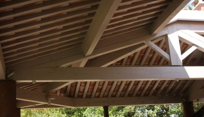 Charpente rabotée avec tuiles apparentes