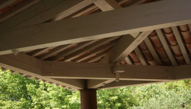 Charpente rabotée avec tuiles apparentes