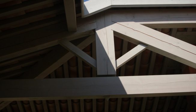 Charpente rabotée avec tuiles apparentes