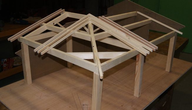 Maquette charpente rabotée avec tuiles apparentes