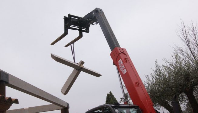 Montée de charpente rabotée avec télescopique