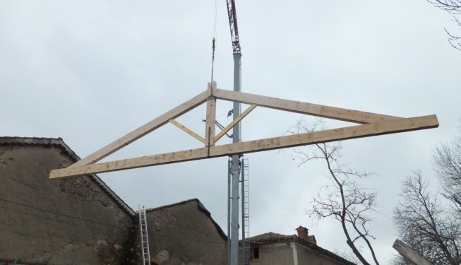 Montée de charpente de fermes à la grue
