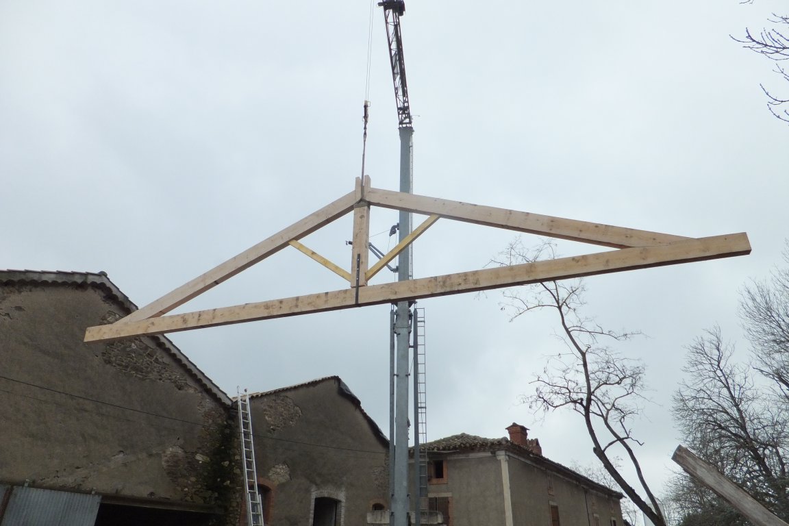 Montée de charpente de fermes à la grue