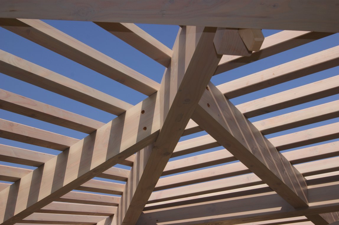 Charpente rabotée avec tuiles apparentes