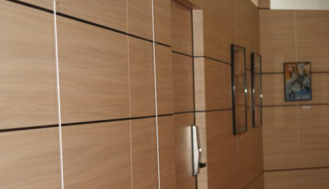 Cloisons phoniques avec rainurages