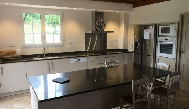 Cuisine blanche dessus noir