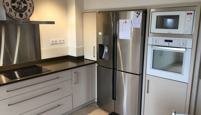 Cuisine blanche dessus noir