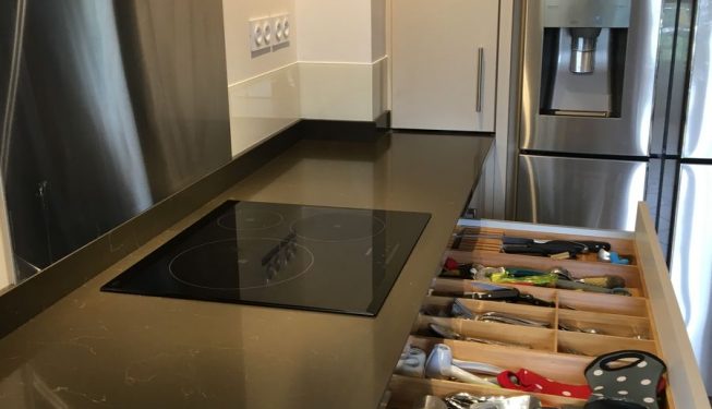 Cuisine blanche dessus noir, tiroirs ouverts