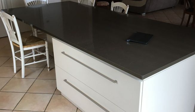 Cuisine blanche dessus noir, table à manger