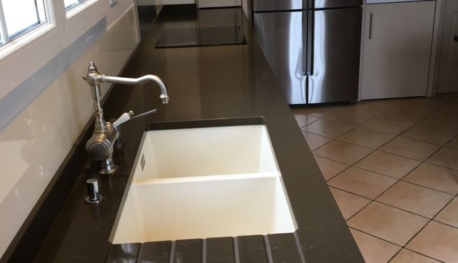 Evier cuisine blanche dessus noir