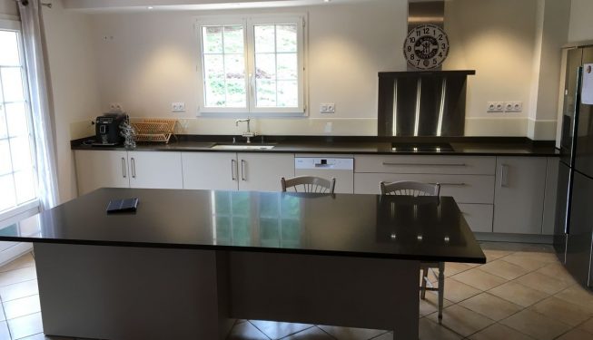 Table de cuisine blanche dessus noir