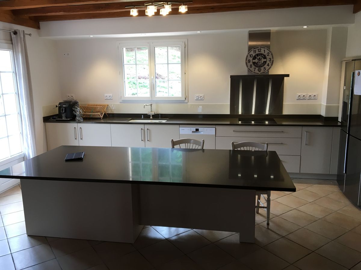 Table de cuisine blanche dessus noir