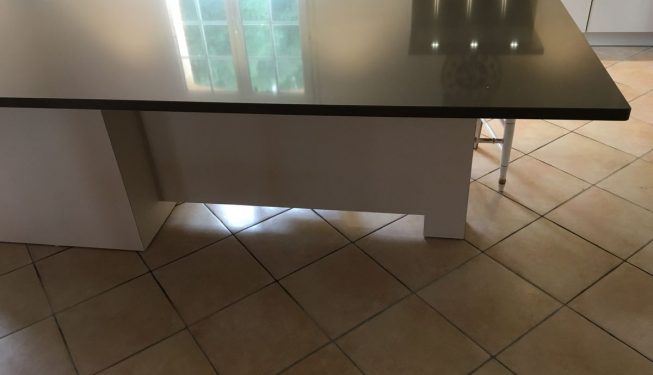 Table de cuisine blanche dessus noir