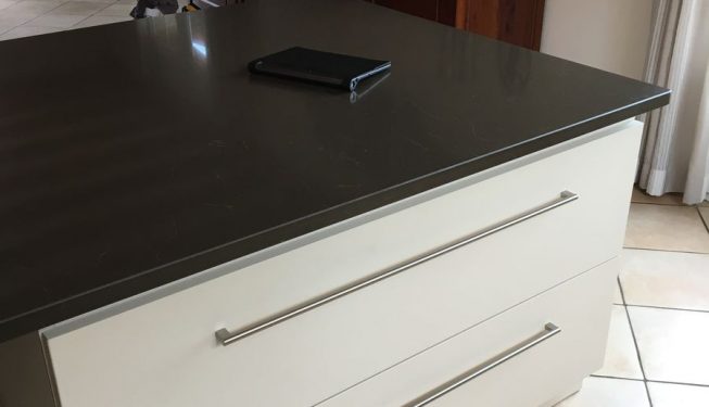 Table de cuisine blanche dessus noir