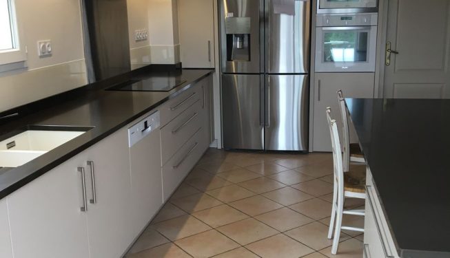 Cuisine blanche dessus noir