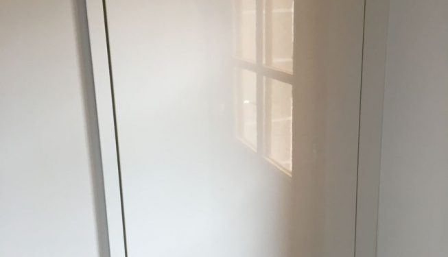 Porte cuisine blanche dessus noir