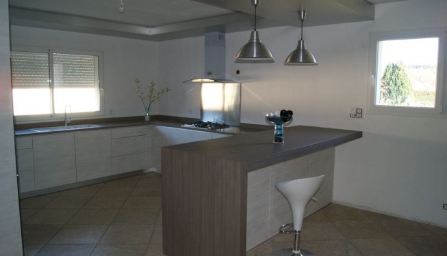 Cuisine claire, dessus pierres minérales