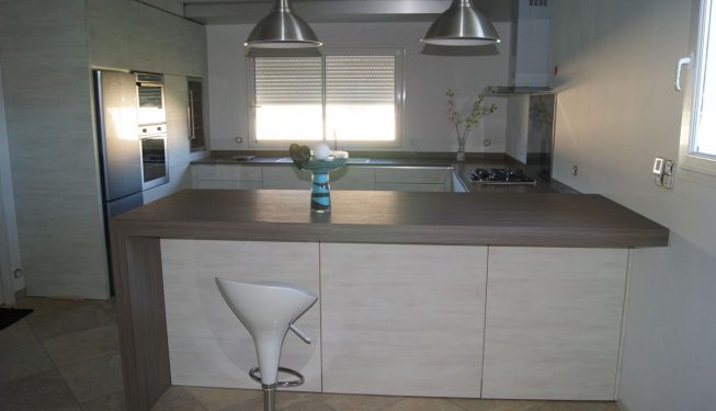 Cuisine claire, dessus pierres minérales