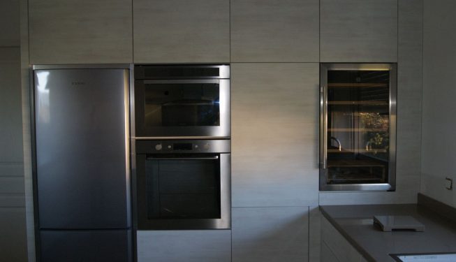 Equipement intégré de cuisine claire, dessus pierres minérales