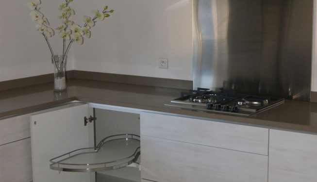 Plan de travail cuisine claire, dessus pierres minérales