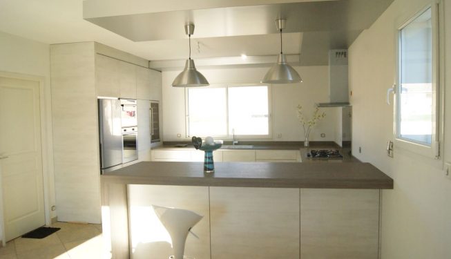 Cuisine claire, dessus pierres minérales