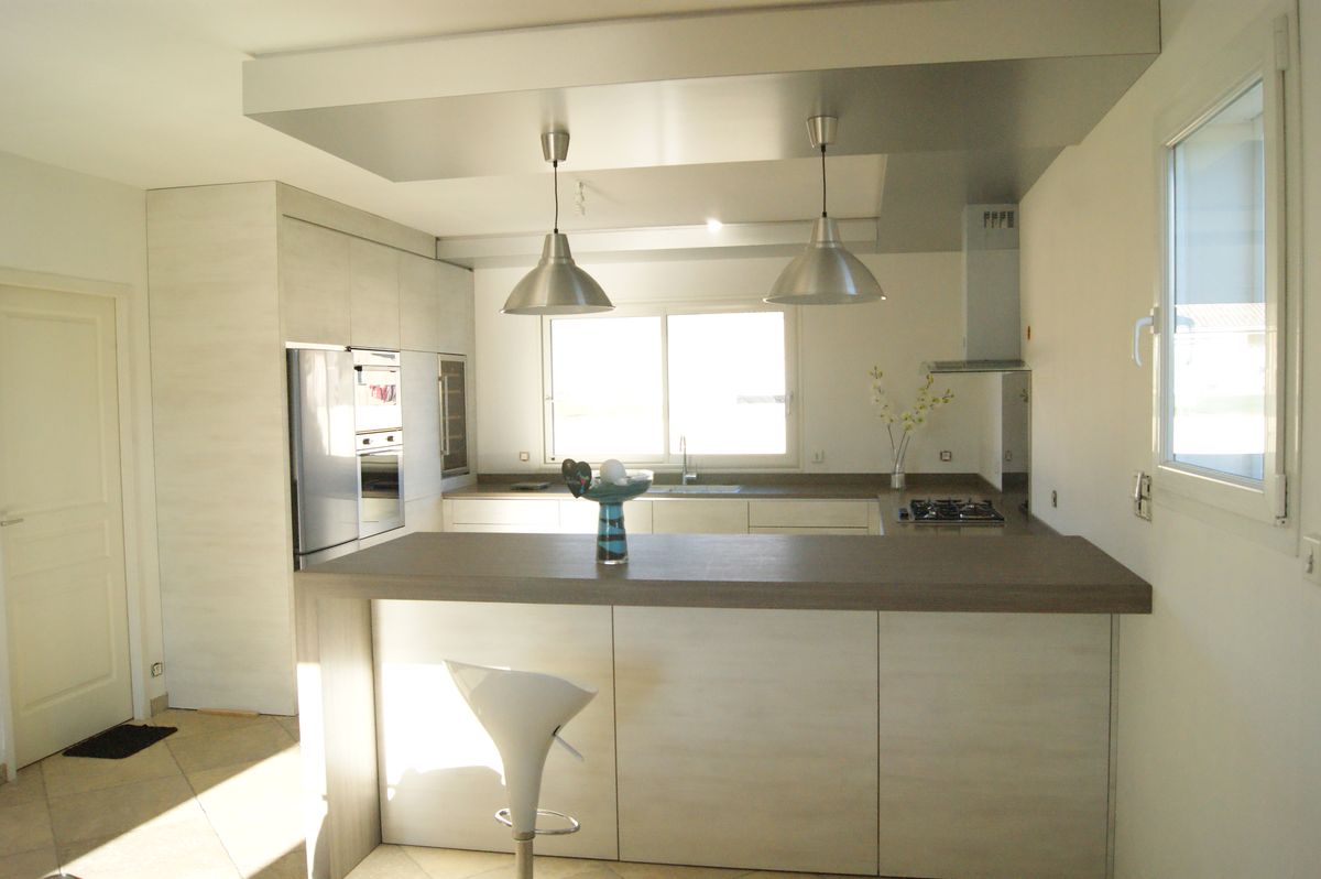 Cuisine claire, dessus pierres minérales